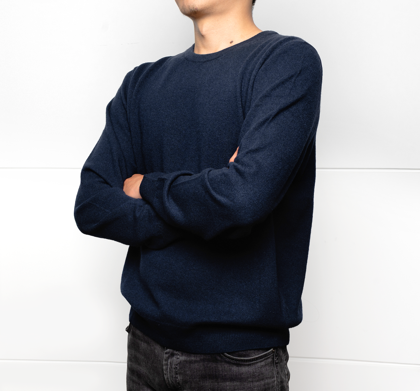 Men’s navy blue cashmere crew neck sweater with soft knit texture and ribbed finish, offering minimalist style and exceptional warmth.