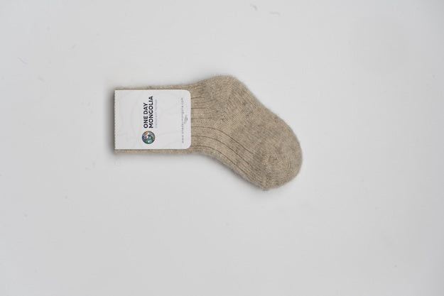 “Beige 100% Mongolian sheep wool kids socks with ribbed knit texture, soft and breathable for natural warmth”