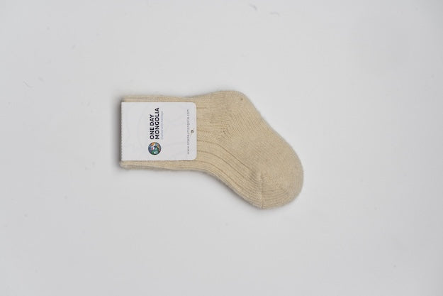 “Cream white 100% Mongolian sheep wool kids socks with ribbed knit texture, soft and breathable for natural warmth”